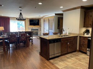 Dining - Luxury 2BR Villa with 2 Full Kitchens - Westgate Smoky Mountains, Gatlinburg (Gatlinburg)