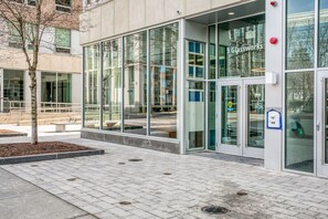 Exterior detail - Blueground | East Cambridge, pool, nr Charles River (Cambridge)