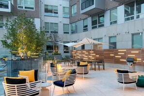 Outdoor dining - Blueground | East Cambridge, pool, nr Charles River (Cambridge)