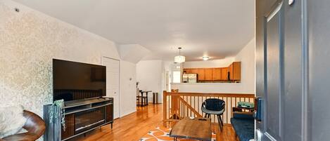 Smart TV, lareira, videogames, livros