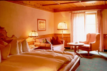 TIROL Hotel Premier | In-room safe, free WiFi