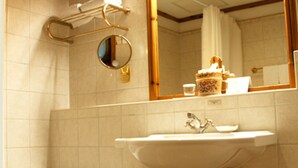 A bathroom with a sink, mirror, and bathtub. - Muju Deogyusan Resort (Muju)