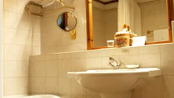 TIROL Hotel Deluxe | Bathroom