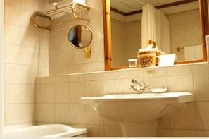 TIROL Hotel Deluxe | Baño