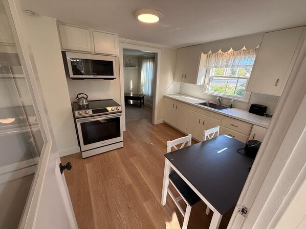 Een microgolfoven, een oven, een kookplaat