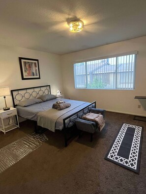 2 bedrooms, desk, WiFi, bed sheets