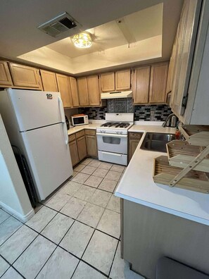 Fridge, microwave, stovetop, dishwasher
