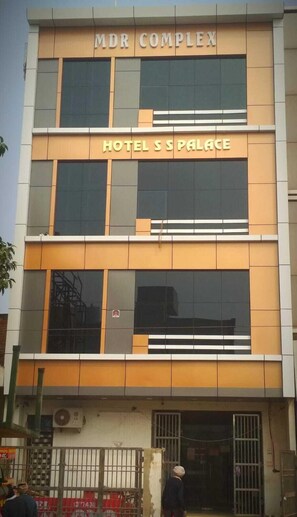 Front of property - Hotel ss palace & restaurant (Agra)