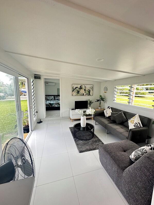 Classic Apartment, 1 Bedroom, Air conditioning | Living area - Muri Villas  (Rarotonga)