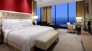 Meja kerja, ruang kerja ramah laptop, dan tirai kedap cahaya