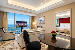 Familiekamer, uitzicht op stad | Woonruimte | Een 55-inch smart-tv met digitale zenders