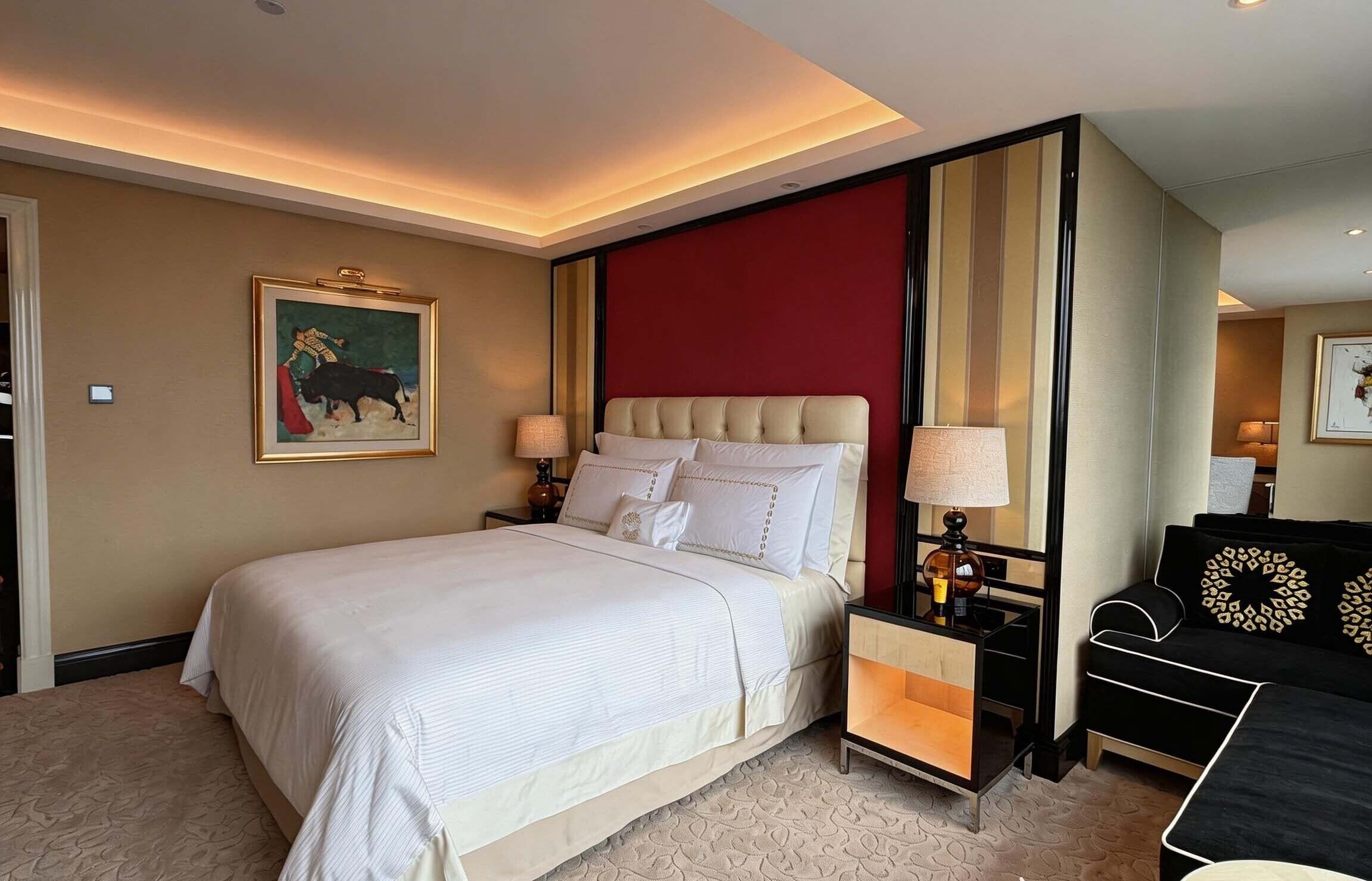 Seprai premium, bantalan ekstra lembut, dan isi minibar gratis