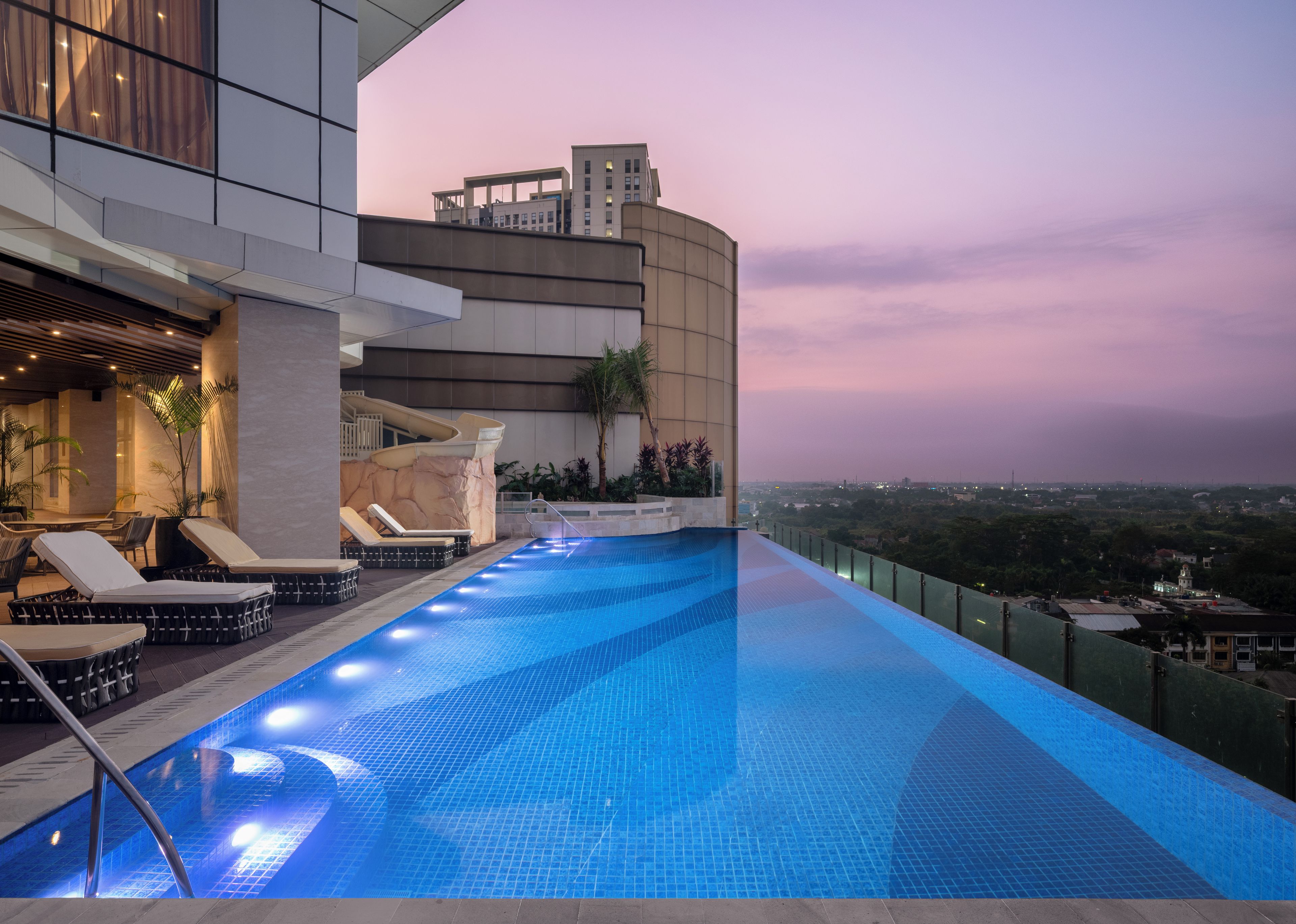 Piscina con borde infinito