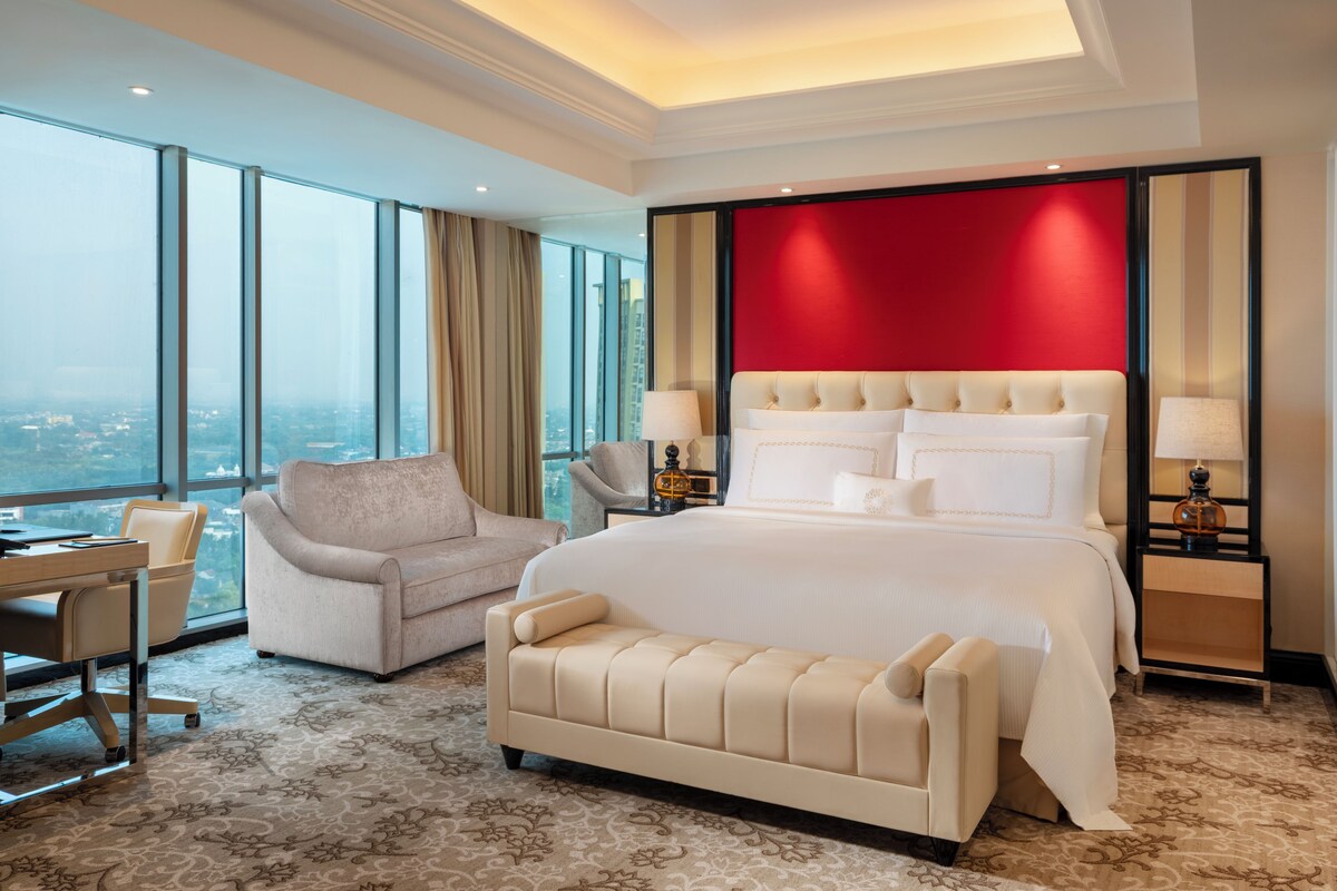 Premium bedding, pillowtop beds, minibar (some free items), desk