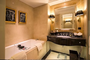 Badewanne und Dusche (separat), Haartrockner, Hausschuhe, Handtücher