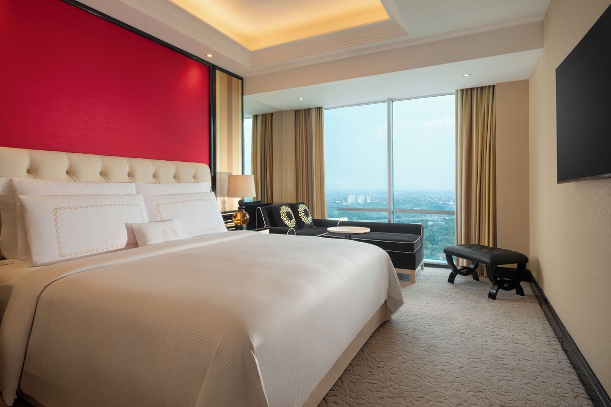 Premium bedding, pillowtop beds, minibar (some free items), desk