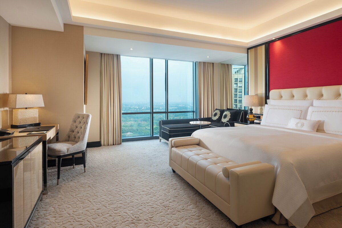 Premium bedding, pillowtop beds, minibar (some free items), desk
