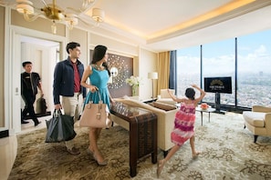 Family Suite, City View | Living area