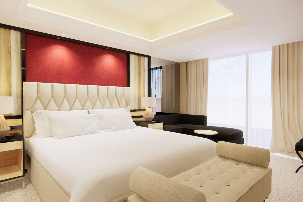 Escritorio, espacio para trabajar con un portátil, cortinas opacas