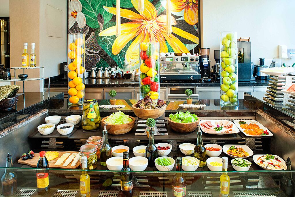 Café da manhã com buffet grátis todos os dias