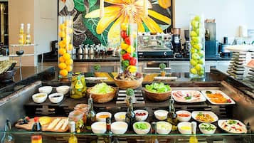 Café da manhã com buffet grátis todos os dias