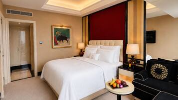 Junior kamer, 1 kingsize bed, uitzicht op stad (Junior Suite) | Luxe beddengoed, pillowtop-bedden, een minibar met enkele gratis items