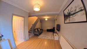 TV - Northampton Oasis Retreat - 3-4 Bedroom House (Northampton)