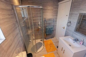 Douche, serviettes fournies