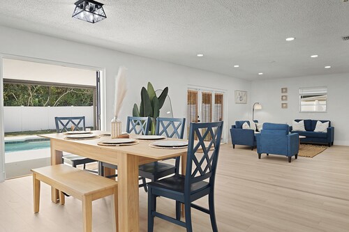 Relaxing Coastal POOL House - 10 min 2 Beach