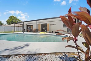 Outdoor pool - Relaxing Coastal POOL House - 10 min 2 Beach (Palm Coast)