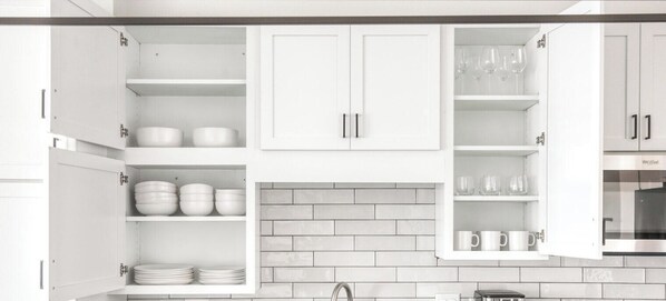 冷蔵庫、電子レンジ、オーブン、コンロ