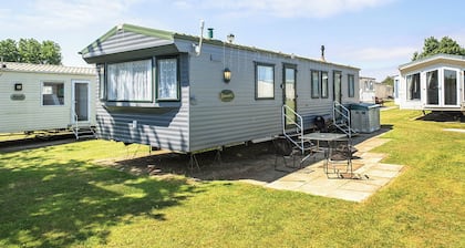 3 Bed Caravan - Sleeps 8 - Pets - Garden - Parking
