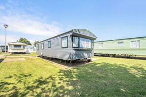 Exterior - 3 Bed Caravan - Sleeps 8 - Pets - Garden - Parking (Hull)