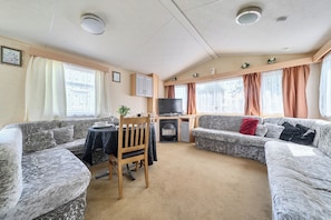 TV, fireplace - 3 Bed Caravan - Sleeps 8 - Pets - Garden - Parking (Hull)