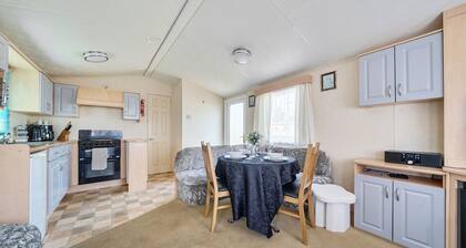 3 Bed Caravan - Sleeps 8 - Pets - Garden - Parking