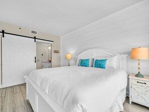 2 chambres, fer et planche à repasser, lit de bébé portatif