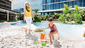 2 kolam renang outdoor, dengan payung kolam renang dan kursi berjemur