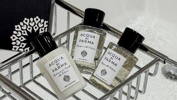 Un carrito de compras con tres botellas de productos para el cabello Acqua di Parma.