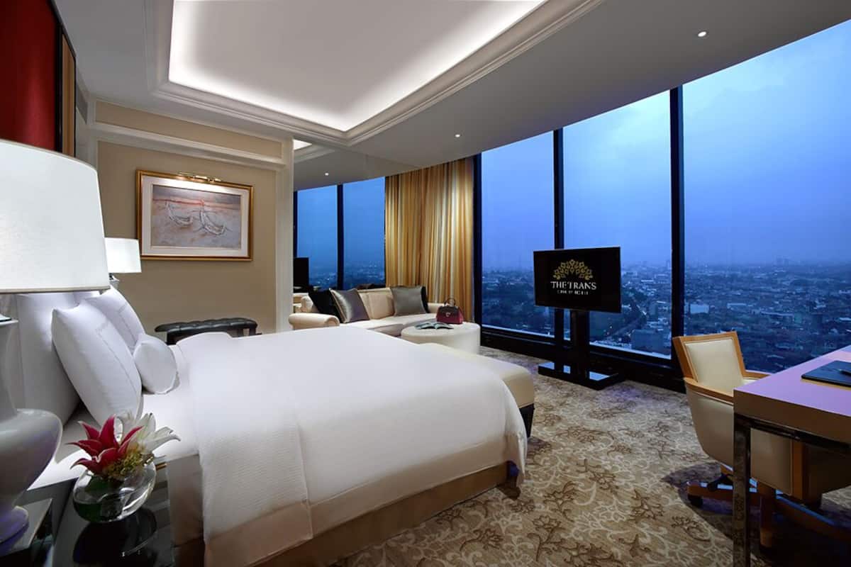 In-room safe, desk, laptop workspace, soundproofing