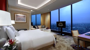 Suite Eksekutif, pemandangan kota | Brankas, meja kerja, ruang kerja ramah laptop, dan kedap suara