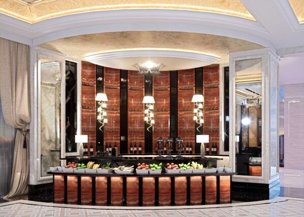Eine luxuriöse Bar mit Marmorplatte, Weinflaschen und einer Spiegelwand.