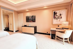Egyptian cotton sheets, premium bedding, in-room safe, desk - The Trans Luxury Hotel Surabaya (Surabaya)
