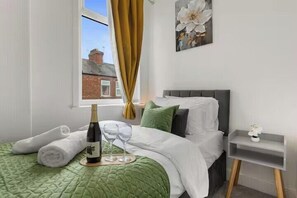 3 habitaciones, tabla de planchar con plancha, wifi y ropa de cama