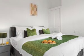 3 bedrooms, iron/ironing board, WiFi, bed sheets - Family - Sleeps 6 - Garden - Parking (Greater Manchester)