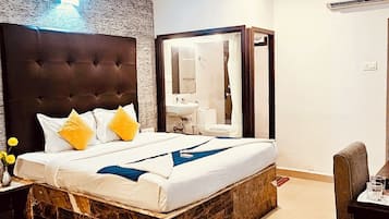 Quarto casal luxo, sacada, vista para a piscina | Wi-Fi de cortesia