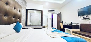 Deluxe Double Room, Balcony, Pool View | Free WiFi - Candolim Sands (Candolim)