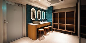 シャワー付き浴槽、ヘアドライヤー、スリッパ、タオル