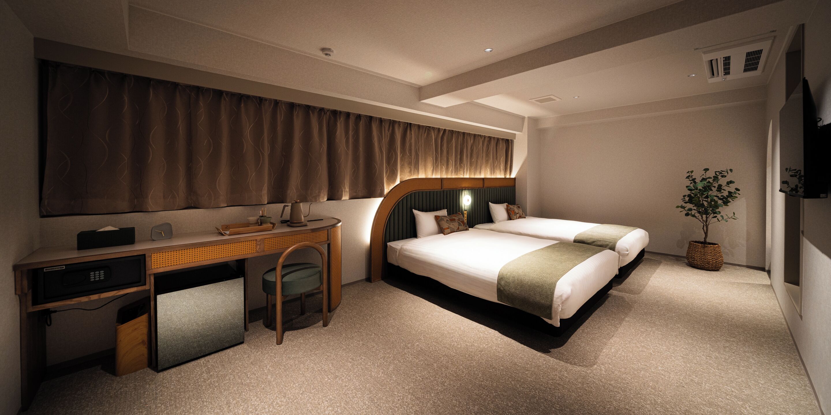 Quarto duplo superior | Cofres nos quartos, escrivaninha, cortinas blackout