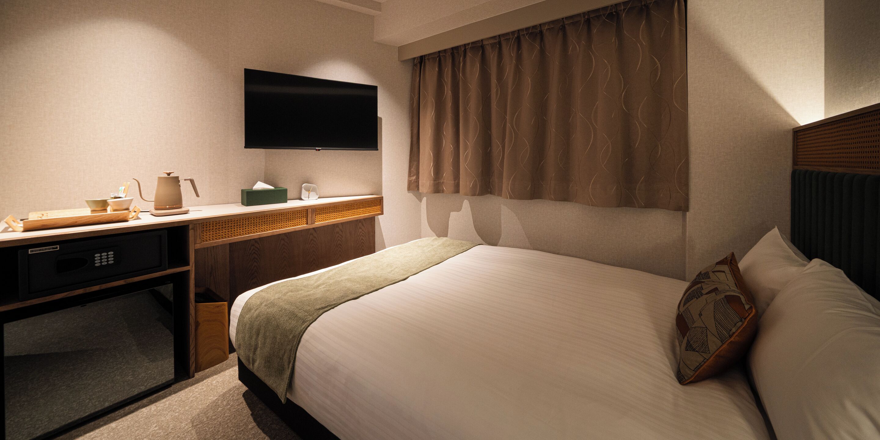 Quarto casal standard | Cofres nos quartos, escrivaninha, cortinas blackout