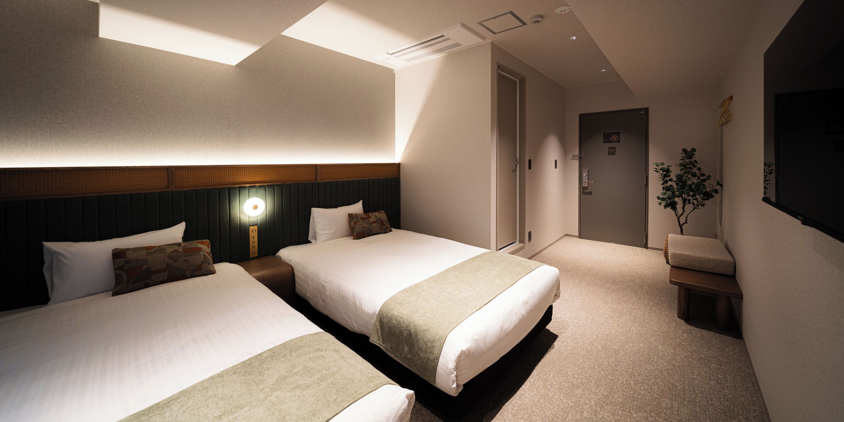 خزنة داخل الغرفة ومكتب وستائر تعتيم ومكواة/لوح كي